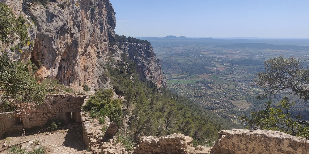 Hiking in Mallorca - the trail to Castell d'Alaró in Mallorca. Palmallorca.com - Your Mallorca Community