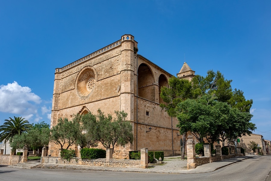 The local church, Sant Pere, in Petra in Mallorca. Palmallorca.com - Mallorca Community